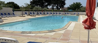 House with sunny courtyard close to port, shops and beach