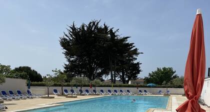 House with sunny courtyard close to port, shops and beach