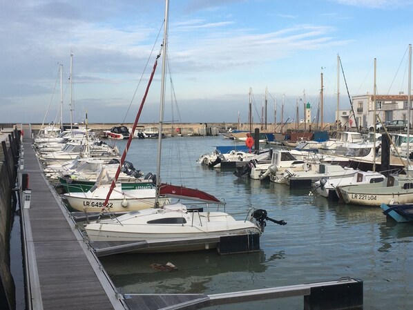 Uma marina com vários barcos atracados no cais.