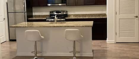 Refrigerador y isla de cocina