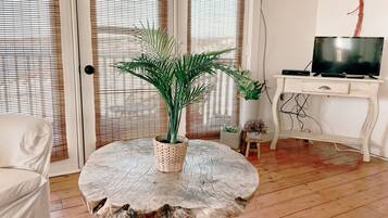 Deluxe Apartment | Living area | 32-inch flat-screen TV with satellite channels, TV