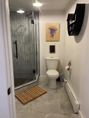 Suíte estúdio galeria | Banheiro | Secador de cabelo, roupões de banho, toalhas de banho, sabonete