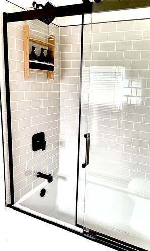 Deluxe Apartment | Bathroom