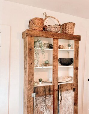 Design Apartment | Private kitchen | Full-size fridge, microwave, oven, stovetop - Little Bird Inn (Margaretsville)