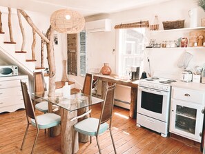 Design Apartment | Private kitchen | Full-size fridge, microwave, oven, stovetop - Little Bird Inn (Margaretsville)