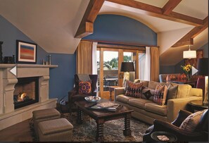 TV, fireplace, books, music library - ⭐️⭐️⭐️⭐️⭐️ Premium 3 Bedroom located at the heart of Vail Village!!!  (Vail)