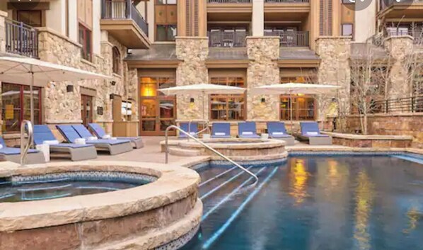 Alberca techada y alberca al aire libre