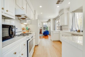 Fridge, microwave, oven, stovetop - Spacious 4BR 3BA | King Bed | Private Yard | SF Bay Area (Hayward)