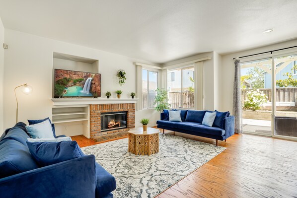 Smart TV - Spacious 4BR 3BA | King Bed | Private Yard | SF Bay Area (Hayward)