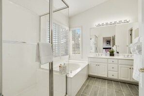 Combined shower/bathtub, hair dryer, towels, soap - Spacious 4BR 3BA | King Bed | Private Yard | SF Bay Area (Hayward)