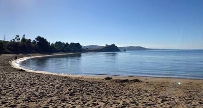 Holiday home with beautiful sea views, 3 minutes walk from the beach