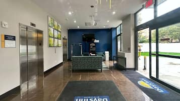 Cofres nos quartos, escrivaninha, ferros/tábuas de passar roupa