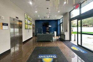 Caja de seguridad en la habitación y escritorio