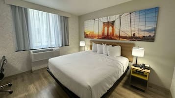 Quarto, 1 cama King, acessível, para não fumantes (Roll-In Shower) | Cofres nos quartos, escrivaninha, ferros/tábuas de passar roupa