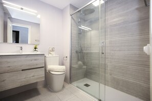 Bathtub, towels