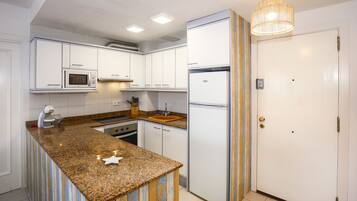 Een koelkast, een magnetron, een oven, een koffiezetapparaat/waterkoker