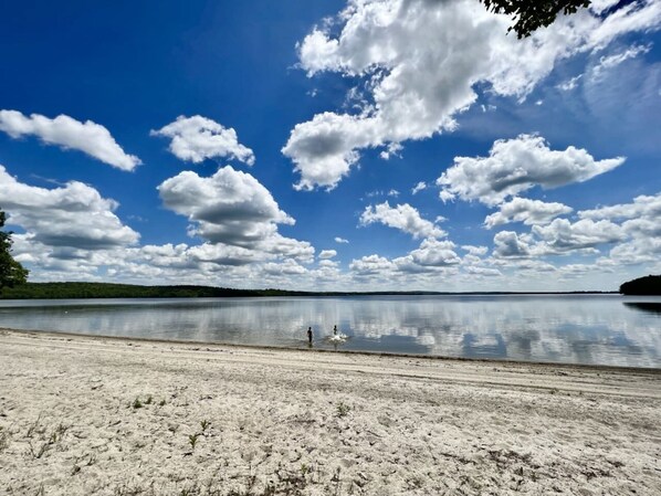 On the beach - The Maine Lake House with an Amazing Sand Beach! (Burnham)
