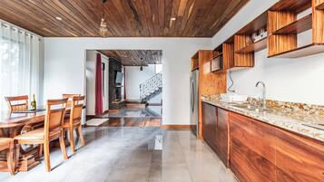 Microondas, placa de cocina, trona infantil y utensilios de cocina