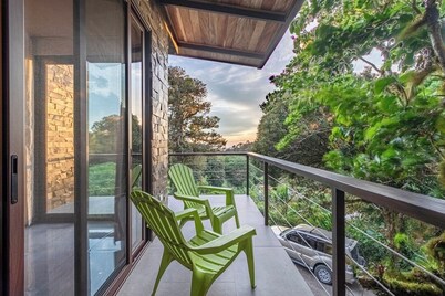 Cloud Forest Retreat , 2BR, Private Balconies, Birdwatching, 3km to center.