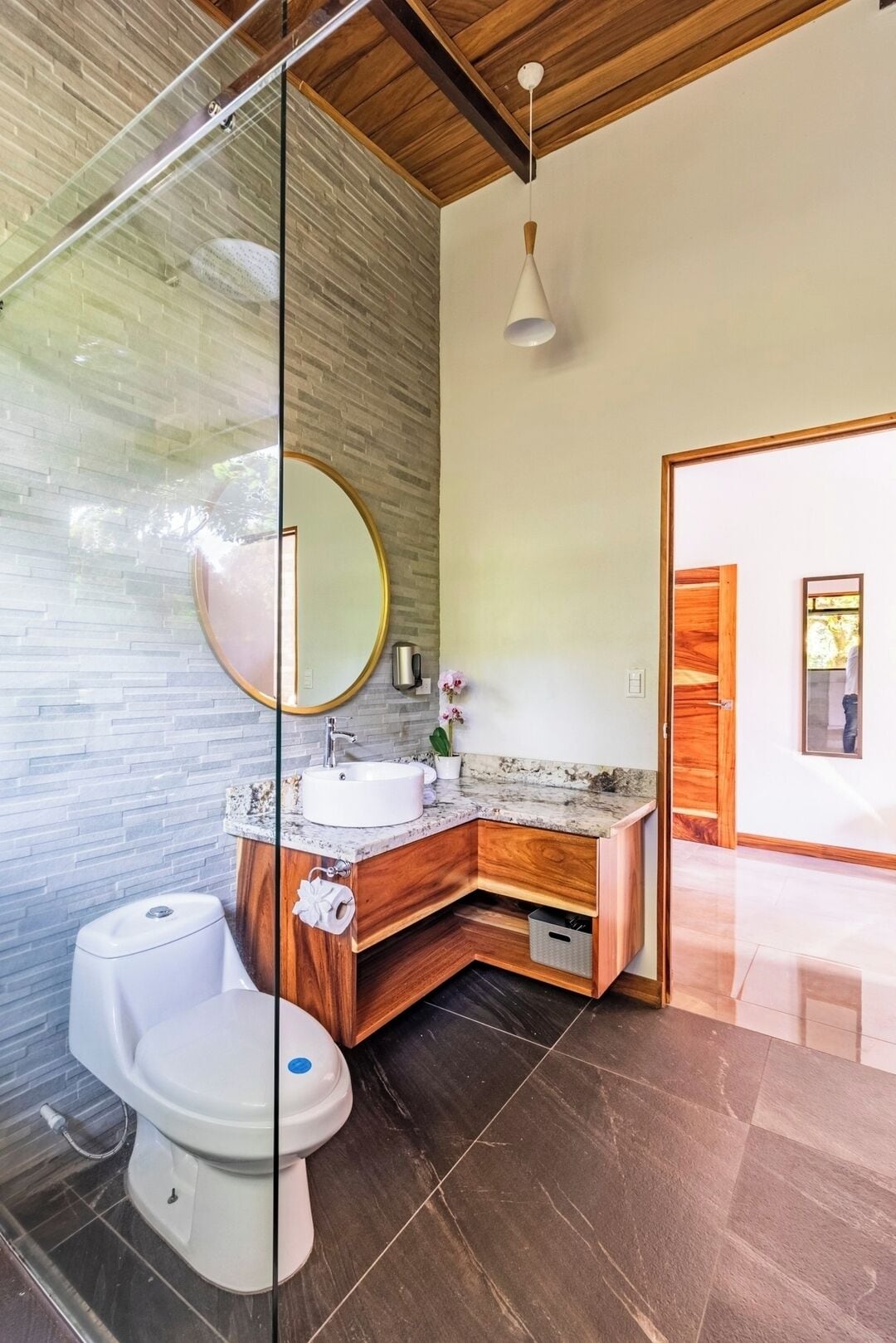 Dusj, toalettartikler (inkludert) og hårføner