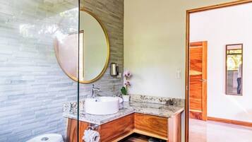 Dusj, toalettartikler (inkludert) og hårføner