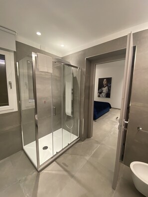 Douche, sèche-cheveux, bidet, serviettes fournies