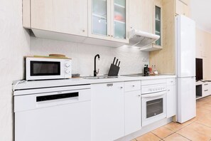 Een microgolfoven, een oven, een kookplaat, een vaatwasser
