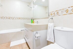 Bathtub, towels