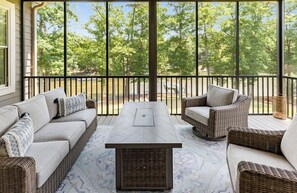 Smart-TV, Kamin, Tischfußball, Bücher