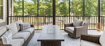 Lakefront 5 bedroom- Firepit, Bar, Screen Porch, Bunkroom!