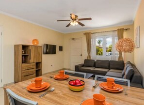 基础公寓 | 起居区