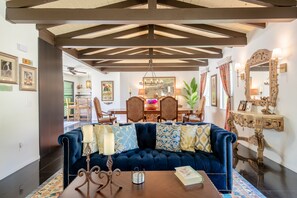 Älytelevisio, kirjoja, musiikkikirjasto, stereot