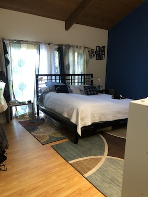 3 bedrooms, desk, iron/ironing board, free WiFi