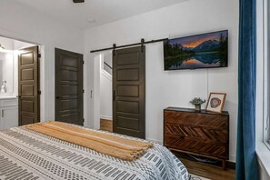 8 chambres, fer et planche à repasser, Wi-Fi, draps fournis