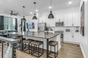 Microondas, horno, parrilla de estufa y lavavajillas 