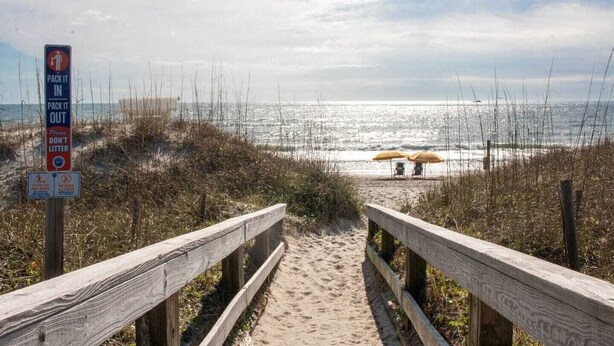 Beach - Easy Walk to Beach, Boardwalk, & Lake! King Beds! (Carolina Beach)