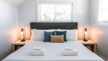 2 dormitorios, tabla de planchar con plancha, cuna de viaje