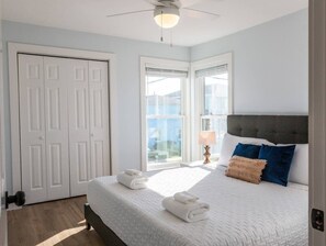 2 bedrooms, iron/ironing board, travel crib, free WiFi - Easy Walk to Beach, Boardwalk, & Lake! King Beds! (Carolina Beach)
