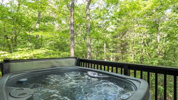 Tina de hidromasaje al aire libre