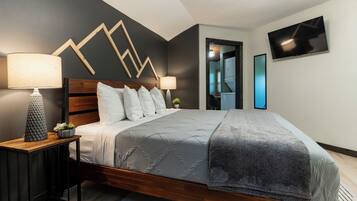 2 soverom, skrivebord, strykejern/-brett og reiseseng for barn