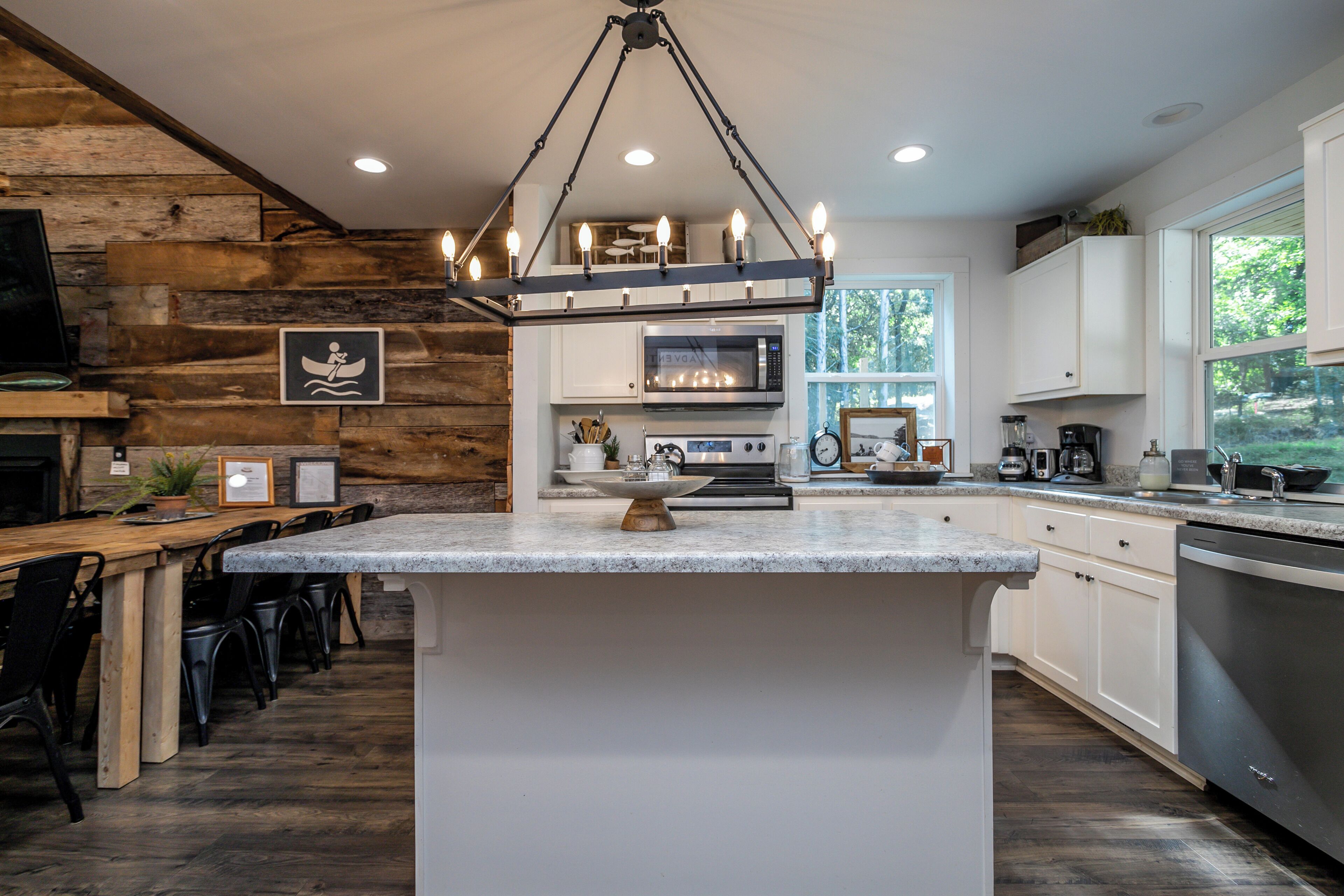 冷蔵庫、電子レンジ、オーブン、コンロ