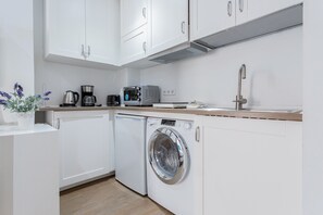 Réfrigérateur, micro-ondes, four, cafetière/bouilloire