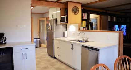 Large cabin on rural farm. Private, relaxing, close to Stamp Falls Park.