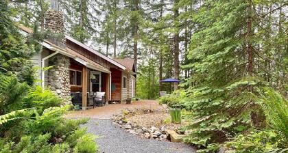 Large cabin on rural farm. Private, relaxing, close to Stamp Falls Park.