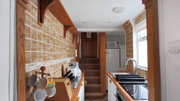 Cottage | Private kitchen | Fridge, dishwasher, cookware/dishes/utensils