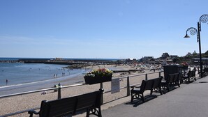 A seaside promenade with benches and a clear view of the beach and sea. - Okanagan (Lyme Regis)