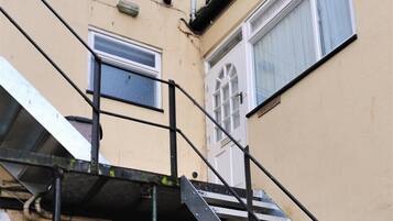 Una escalera metálica que conduce a la entrada de un edificio.