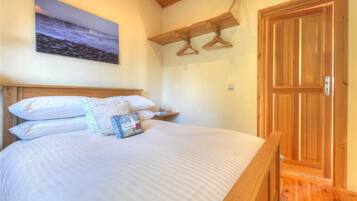 Cottage | 2 bedrooms, individually decorated, individually furnished, free WiFi