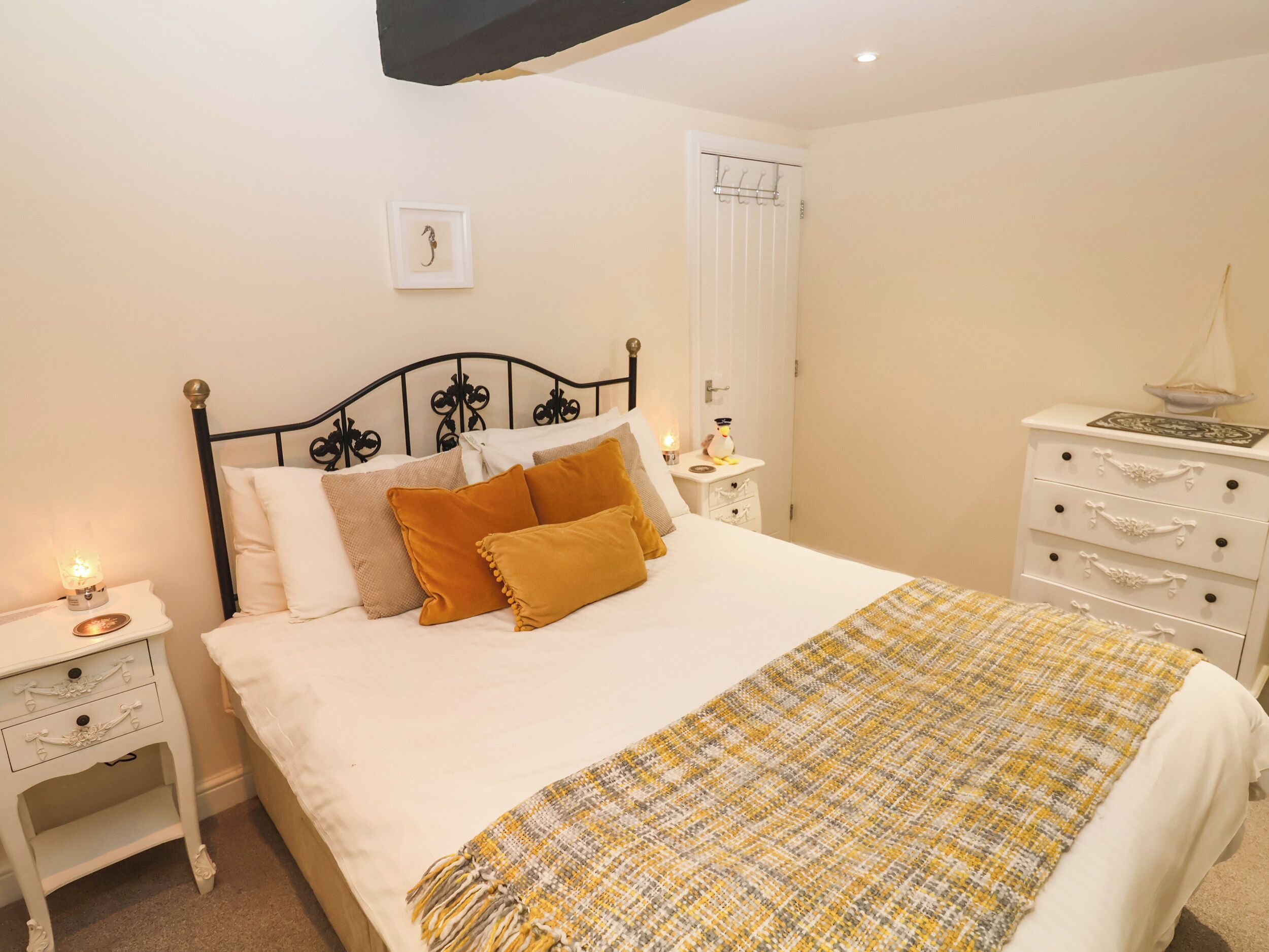 2 bedrooms, individually decorated, individually furnished, free WiFi