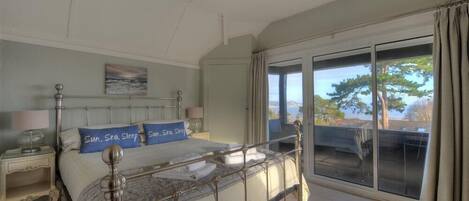 2 عدّة غرف نوم وبديكورات فريدة لكل غرفة وطراز فريد لكل وحدة